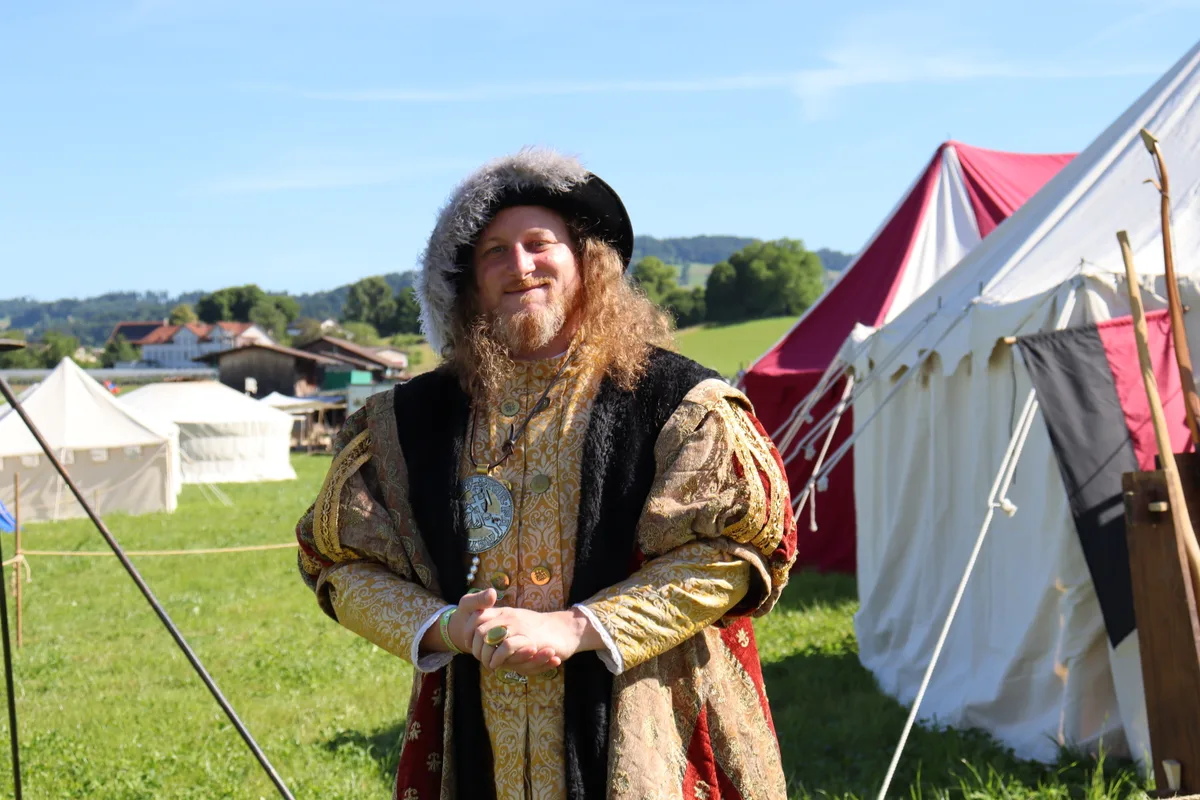 Ein Mann der sich als Vogt verkleidet